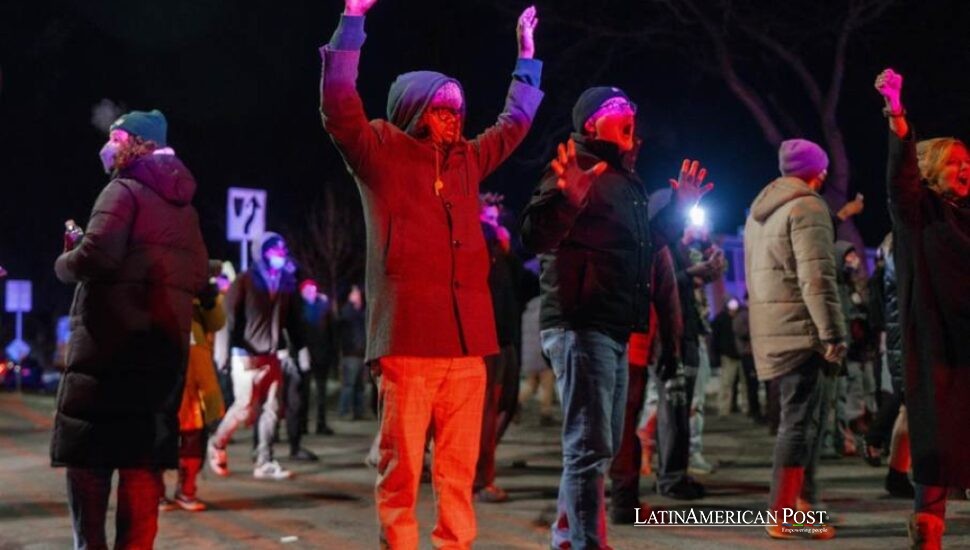 Migrantes latinoamericanos obtienen protección mientras vecinos vigilan a ICE antes del amanecer