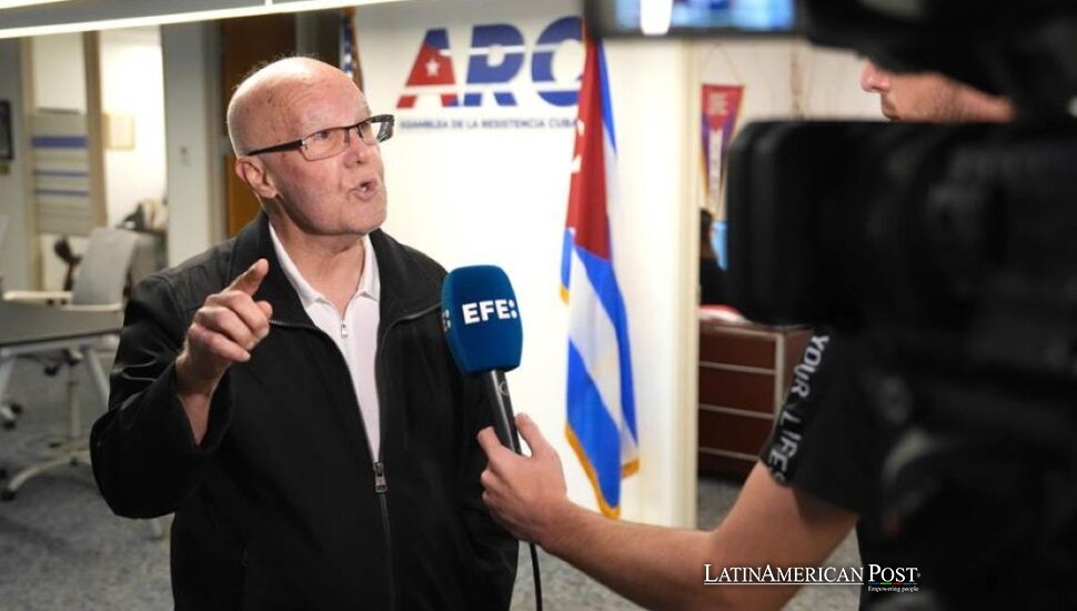 Exiliados cubanos en Miami sopesan sueños de liberación sobre la Calle Ocho