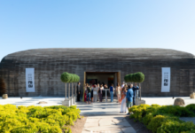 La feria de arte de verano en Uruguay convierte al tranquilo José Ignacio en un imán