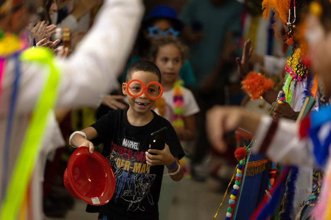 Brazil Carnival Clowns Enter Hospital Halls and Shift the Atmosphere