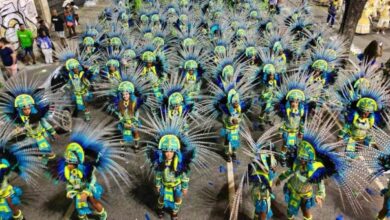 La mañana de Carnaval en Brasil convierte el centro de la ciudad en un jardín que canta