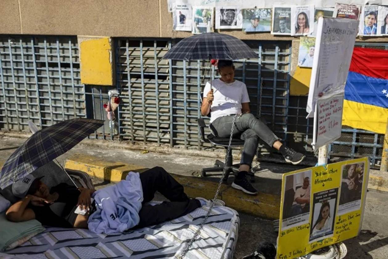 Venezuela Amnesty Bill Stalls as Families Chain Themselves Outside Prison Walls