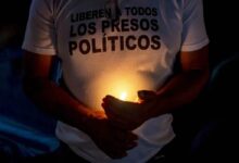 Los gritos en la colina de la prisión de Venezuela convierten la amnistía en un ritual nocturno familiar