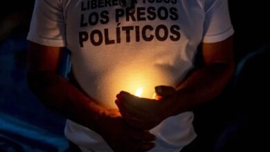 Venezuela Prison Hill Shouts Turn Amnesty into Nightly Family Ritual Venezuela Prison Hill Shouts Turn Amnesty into Nightly Family Ritual