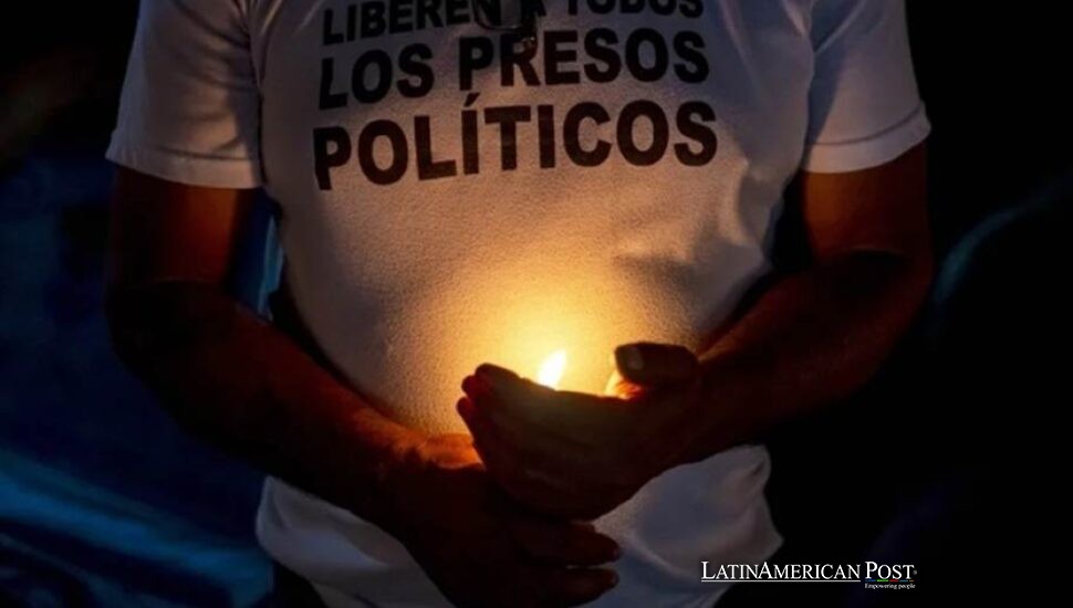 Los gritos en la colina de la prisión de Venezuela convierten la amnistía en un ritual nocturno familiar