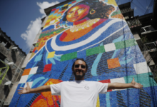 Artista venezolano recicla tapas de botellas y convierte la esperanza en murales salvadoreños