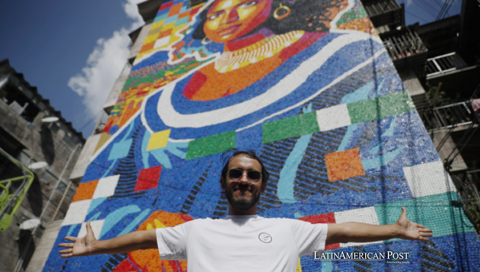 Artista venezolano recicla tapas de botellas y convierte la esperanza en murales salvadoreños