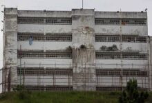 Mensajes desde prisiones venezolanas viajan a casa en envoltorios, ropa sucia y esperanza