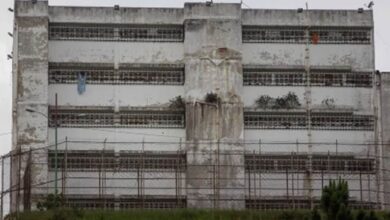 Mensajes desde prisiones venezolanas viajan a casa en envoltorios, ropa sucia y esperanza