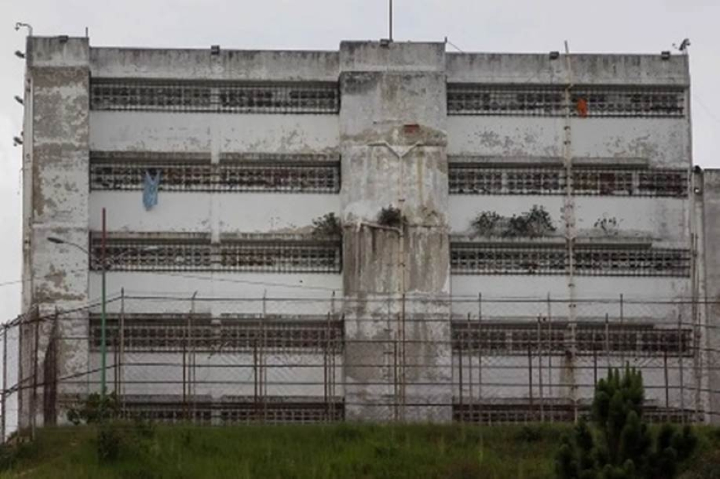 Venezuelan Prison Messages Travel Home on Wrappers, Laundry, and Hope