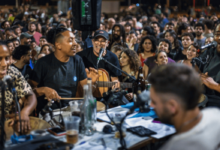 Uruguay recupera su latido alrededor de una mesa en la plaza pública