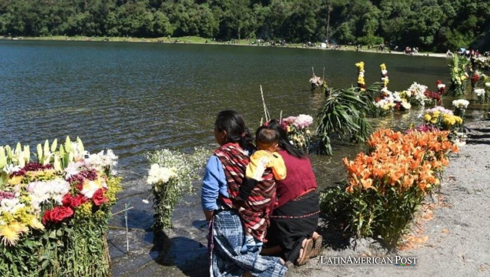 Mayas guatemaltecos suben al Chicabal para pedir lluvia mientras crece la ansiedad climática
