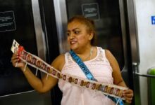 México barre a las vagoneras del Metro mientras llega la fiebre mundialista México barre a las vagoneras del Metro mientras llega la fiebre mundialista