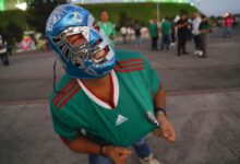 Las máscaras del Mundial en México hacen de la lucha libre la aventura más salvaje del fútbol