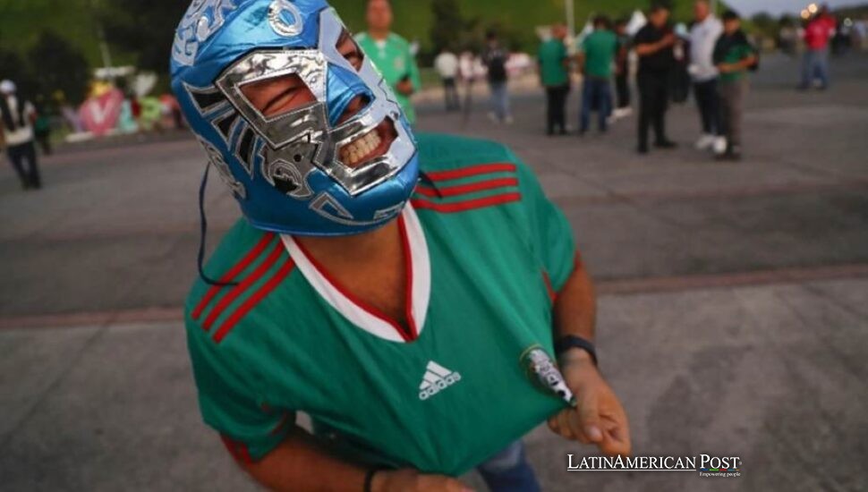 Las máscaras del Mundial en México hacen de la lucha libre la aventura más salvaje del fútbol