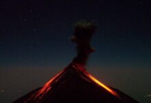 Guatemala evacua mientras el volcán de Fuego ruge y se reabren viejas heridas