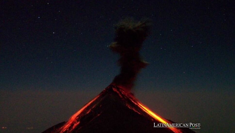 Guatemala evacua mientras el volcán de Fuego ruge y se reabren viejas heridas