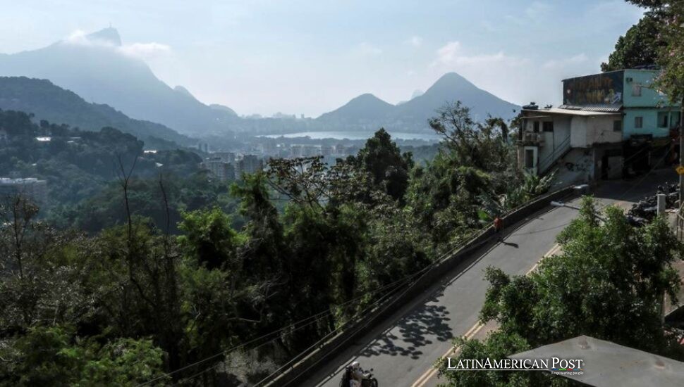 En Brasil, los mototaxis suben donde el transporte de Río no puede llegar a Rocinha