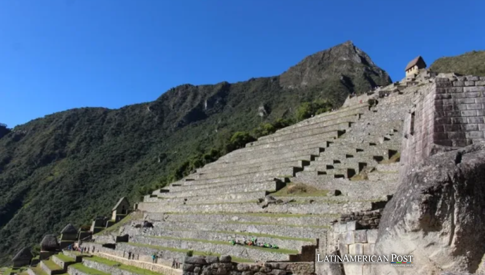 Perú sigue en alerta mientras incendio en Machu Picchu pone a prueba defensas del turismo andino