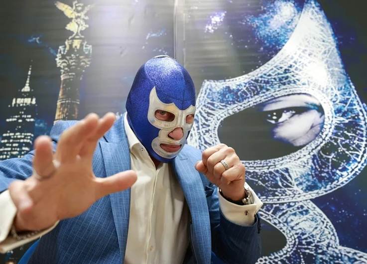 Blue Demon Jr. de México cambia la gloria de la lucha libre por las manos sanadoras