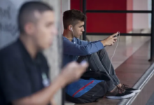 Los jóvenes de Brasil se alejan de los partidos tradicionales, pero mantienen la política en sus redes