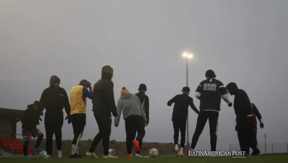 Malvinas: Canchas de fútbol chilenas, enfrenta a tropas británicas y sueña a través del Atlántico