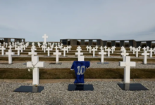 Veteranos de Malvinas llevan cenizas de regreso a una guerra que nunca los dejó
