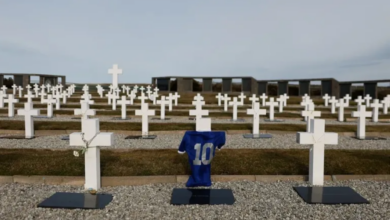 Veteranos de Malvinas llevan cenizas de regreso a una guerra que nunca los dejó Veteranos de Malvinas llevan cenizas de regreso a una guerra que nunca los dejó