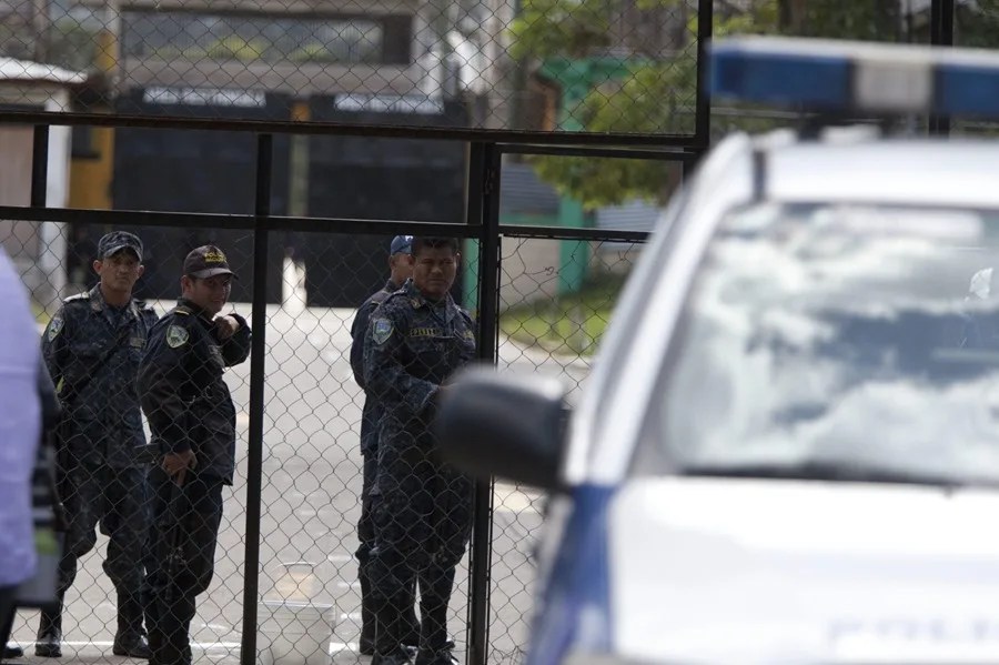 Military personnel and prison guards monitor a prison in Honduras. EFE/Gustavo Amador