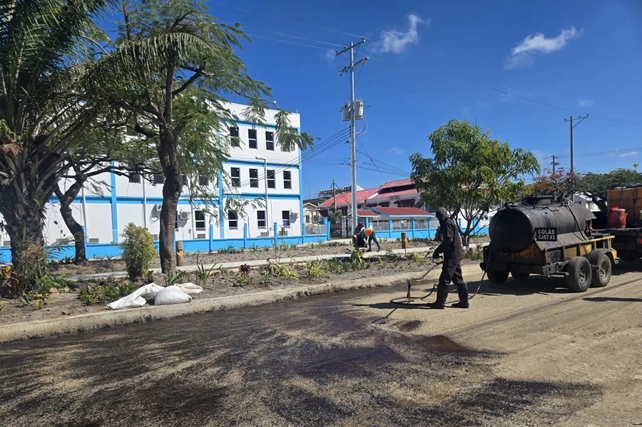 Workers carry out road maintenance on Thomas Street in Georgetown, Guyana. EFE/Nazima Raghubir