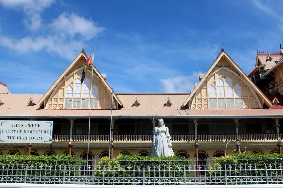 El Tribunal Superior de estilo colonial de Guyana, con una estatua de la reina Victoria al frente, en Georgetown, Guyana. EFE/Nazima Raghubir