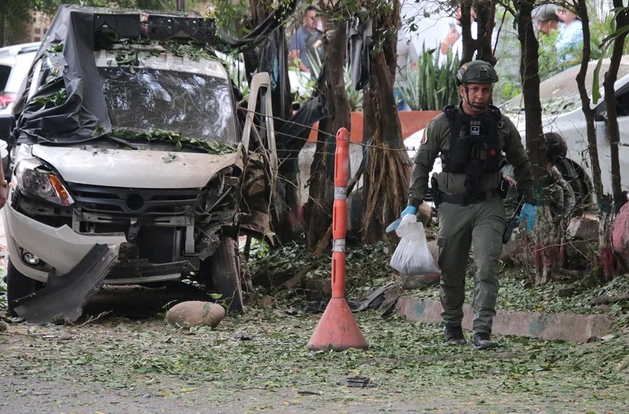 Un policía colombiano inspecciona una zona afectada por una explosión en Cúcuta, Colombia. EFE/Mario Caicedo