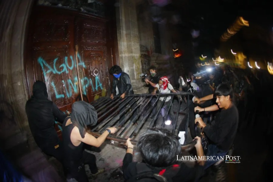 Guadalajara no puede lavar su crisis del agua borrando grafitis de las paredes