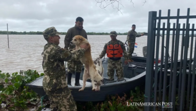 Las inundaciones en Paraguay ponen a familias en movimiento y paralizan la vida en la frontera