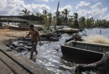 Los pescadores luchan contra los derrames de crudo en plena reactivación petrolera en Venezuela