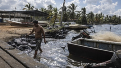 Los pescadores luchan contra los derrames de crudo en plena reactivación petrolera en Venezuela