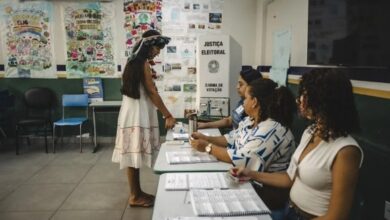 Una adolescente indígena ocupa su lugar: una joven de 16 años vota mientras Brasil acude a las urnas